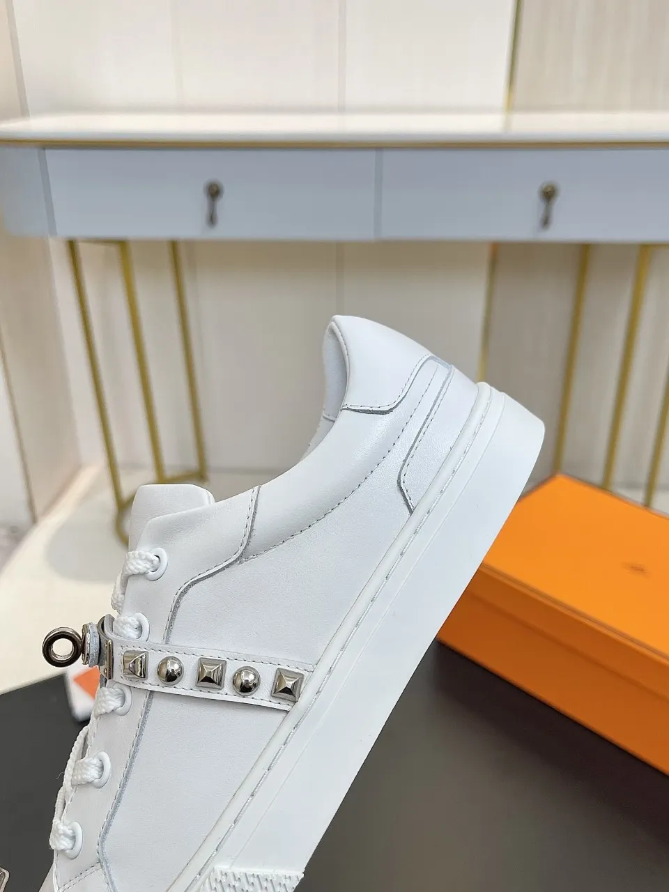 Men's Men's Shoes💰620❤️❤️❤️HERMES 2021 latest Kelly buckle white sneakers are online! The highest version on the market! Purchasing level quality! The H family rarely produces flat casual shoes, and they are styled with classic palladium-plated Kelly shoe buckles! Create a fashionable urban look that perfectly embodies the noble and elegant style of Hermès! Material selection: Fabric imported cowhide, lining + foot pads imported sheepskin, original molded TPU outsole, heavy gold molded kelly buckle full of texture Size: Female: 35-41 (41 is not returnable) Male: 39-45 (45 is not returnable)